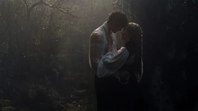 Margot Robbie y Jacob Elordi abrazados bajo la lluvia