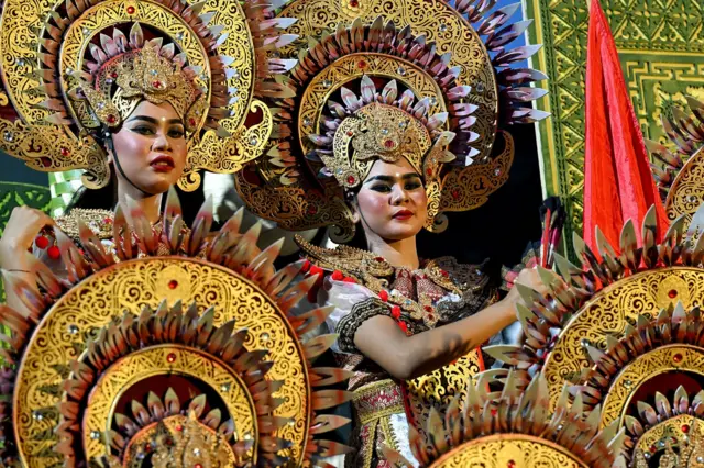 Mujeres balinesas posan antes de realizar una ceremonia tradicional para despedir el sol de 2025 y dar la bienvenida al sol de 2026, durante una celebración de Nochevieja en Denpasar, en la isla turística indonesia de Bali, el 31 de diciembre de 2025.
