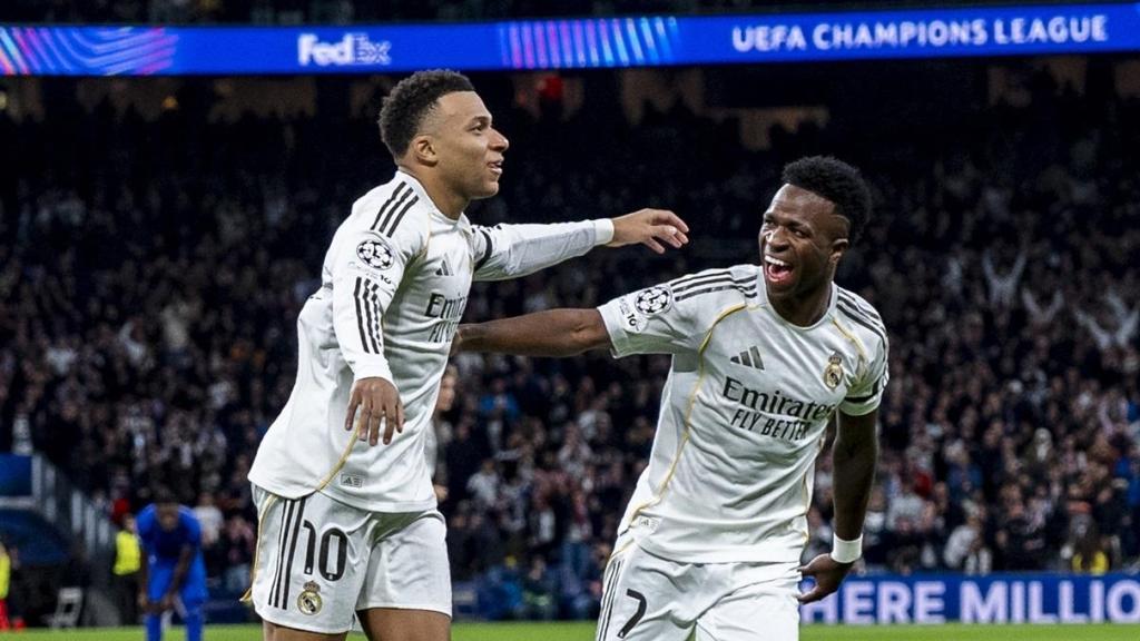 Mbappé celebra junto a Vinicius uno de los goles contra el Mónaco