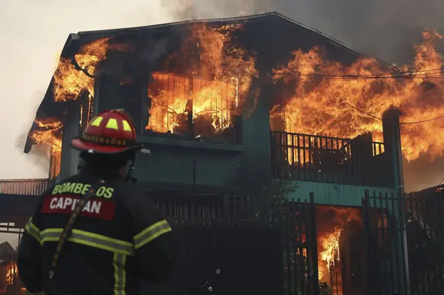 Vista de los daños causados por la destrucción de viviendas tras un incendio forestal que afectó al municipio de Penco, Chile, el 18 de enero de 2026.