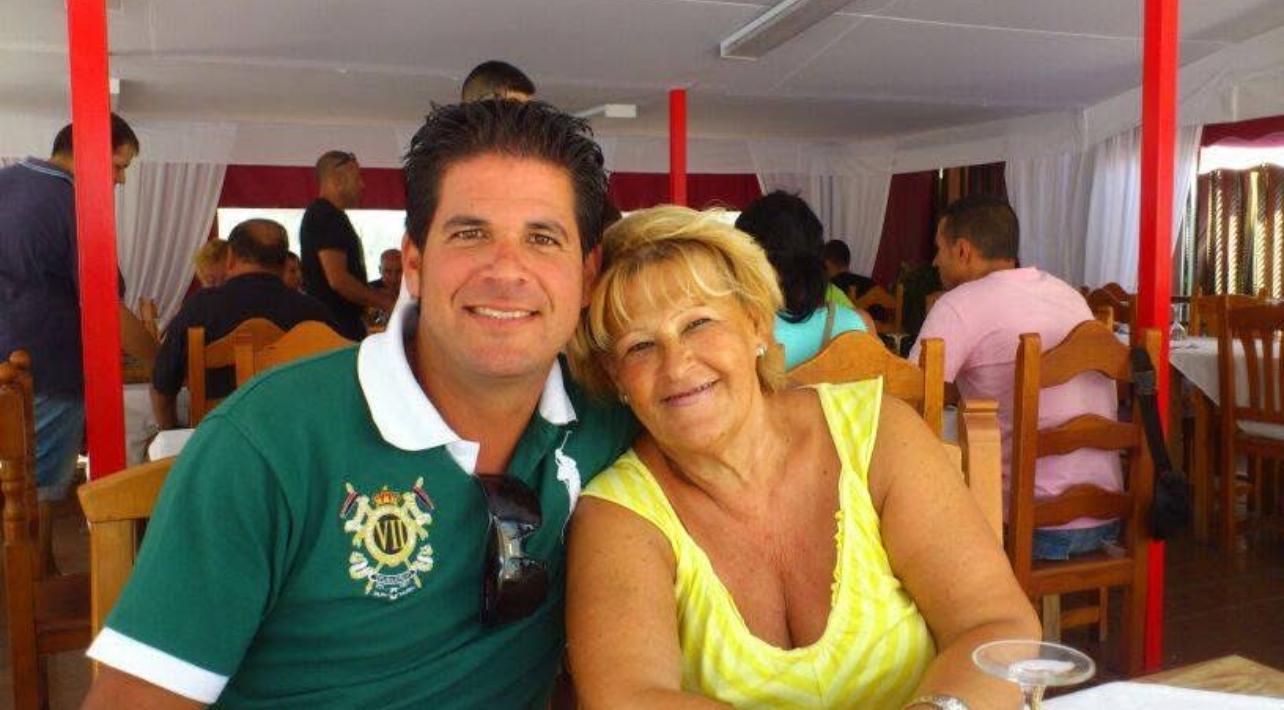 Nati de la Torre con su hijo.