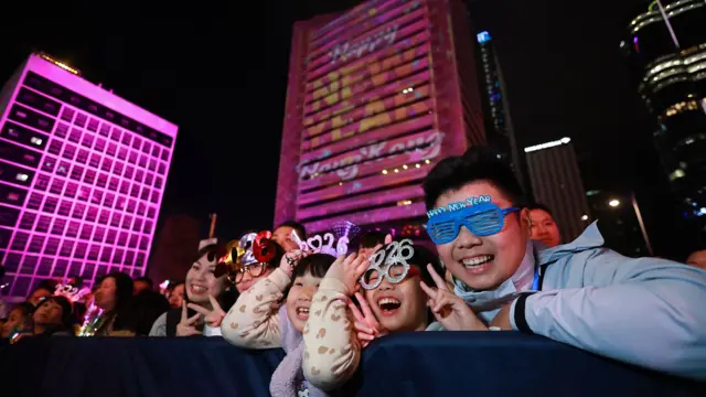 La gente observa espectáculos en vivo y un espectáculo de luces durante las celebraciones de Año Nuevo en Hong Kong el 1 de enero de 2026.