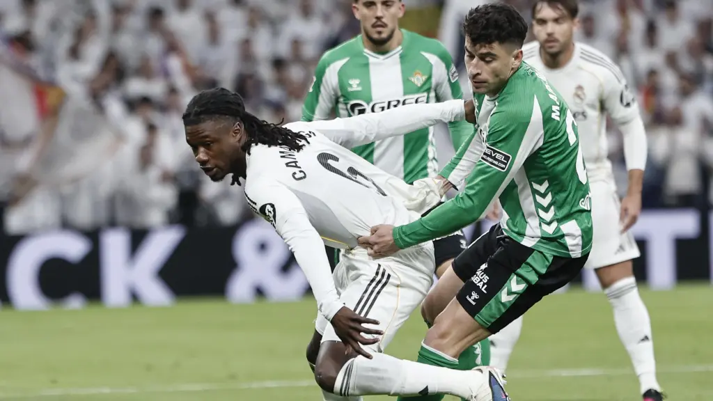 Camavinga, presionado por Marc Roca.