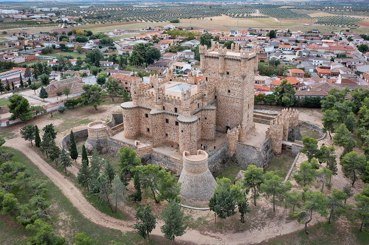 Foto: El pueblo de Toledo con un castillo que tienes que ver una vez en la vida. (Cultura de Castilla-La Mancha)