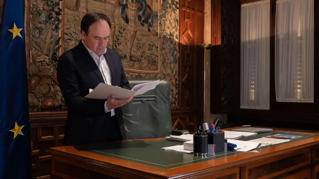 Juanfran Pérez Llorca, en la mesa de su despacho.