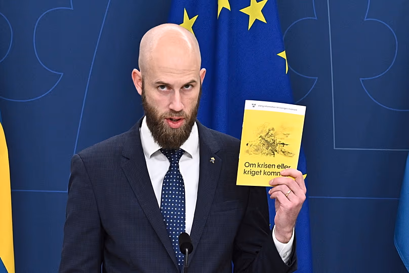 El ministro sueco de Defensa Civil Carl-Oskar Bohlin presenta la nueva versión del folleto ‘Si llega una crisis o guerra’ en Estocolmo, Suecia, martes 8 de octubre de 2024.