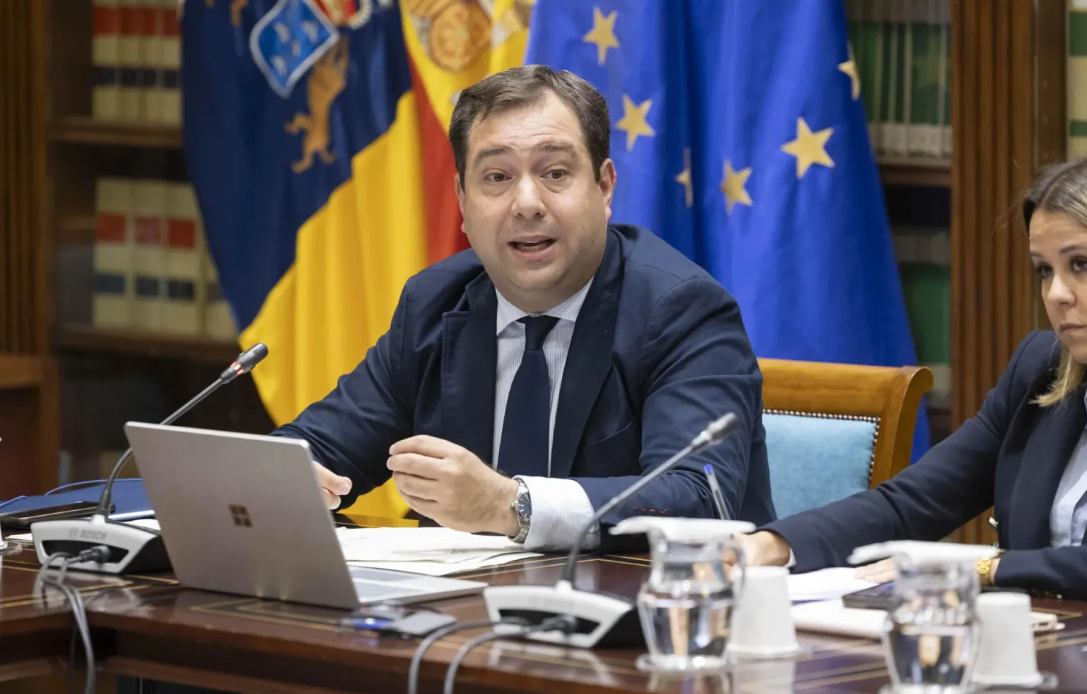 César Martínez Sánchez durante su comparecencia en la comisión parlamentaria que estudia la revisión del Régimen Económico y Fiscal de Canarias.