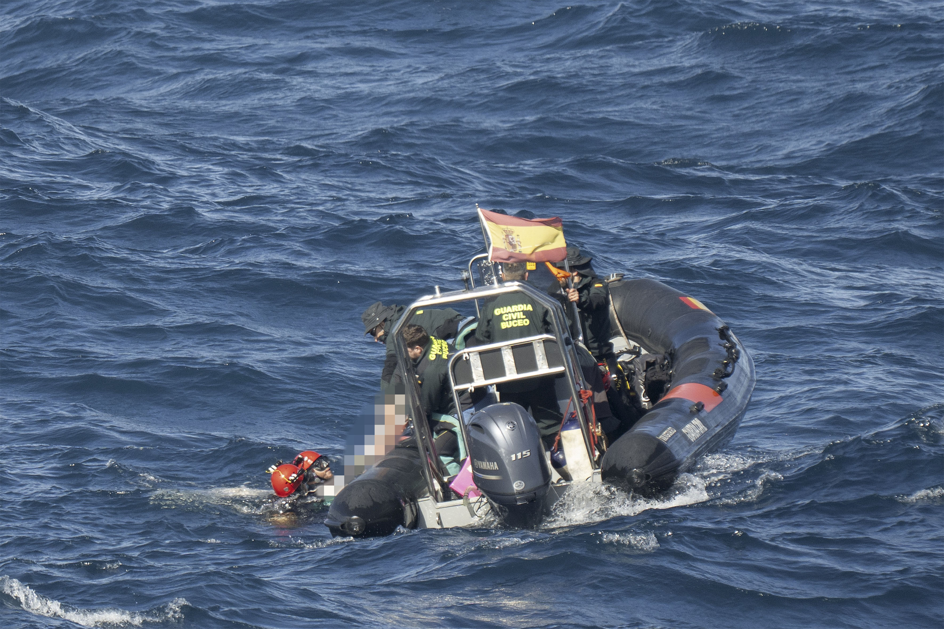 Los servicios de emergencias buscando el cuerpo en aguas de Lanzarote.