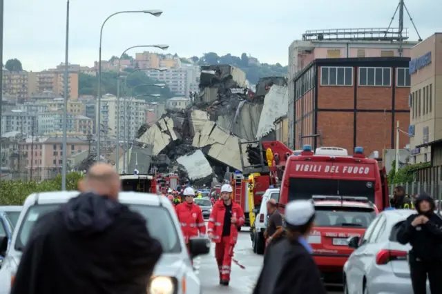 Restos del puente y personal de socorro en la escena