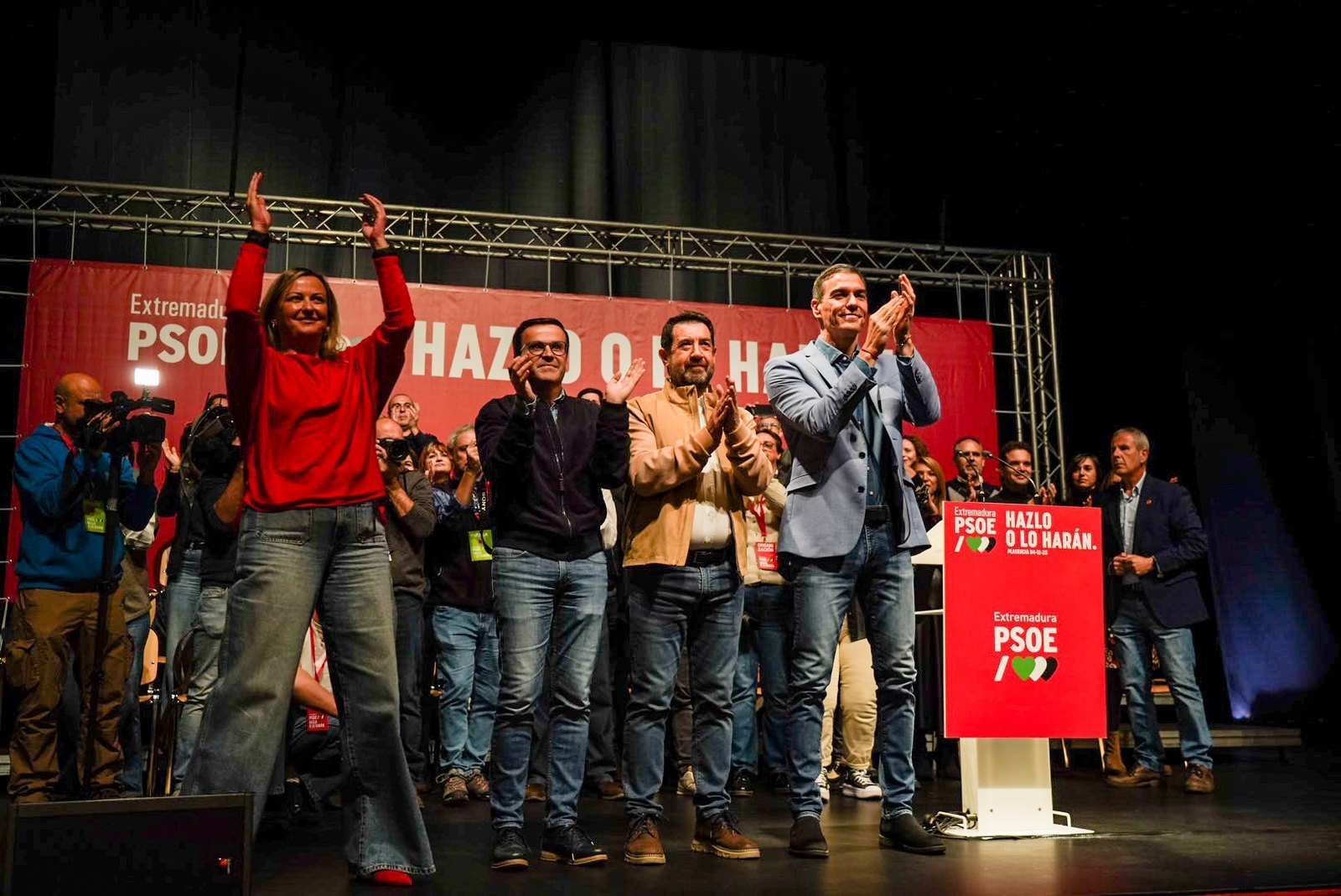 La presidenta de la Asamblea de Extremadura, Blanca Martín, junto a Miguel Ángel Gallardo y Pedro Sánchez en un mitin en Extremadura