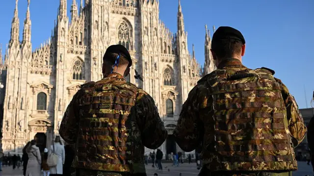 Soldados italianos montan guardia frente a una catedral en Milán.