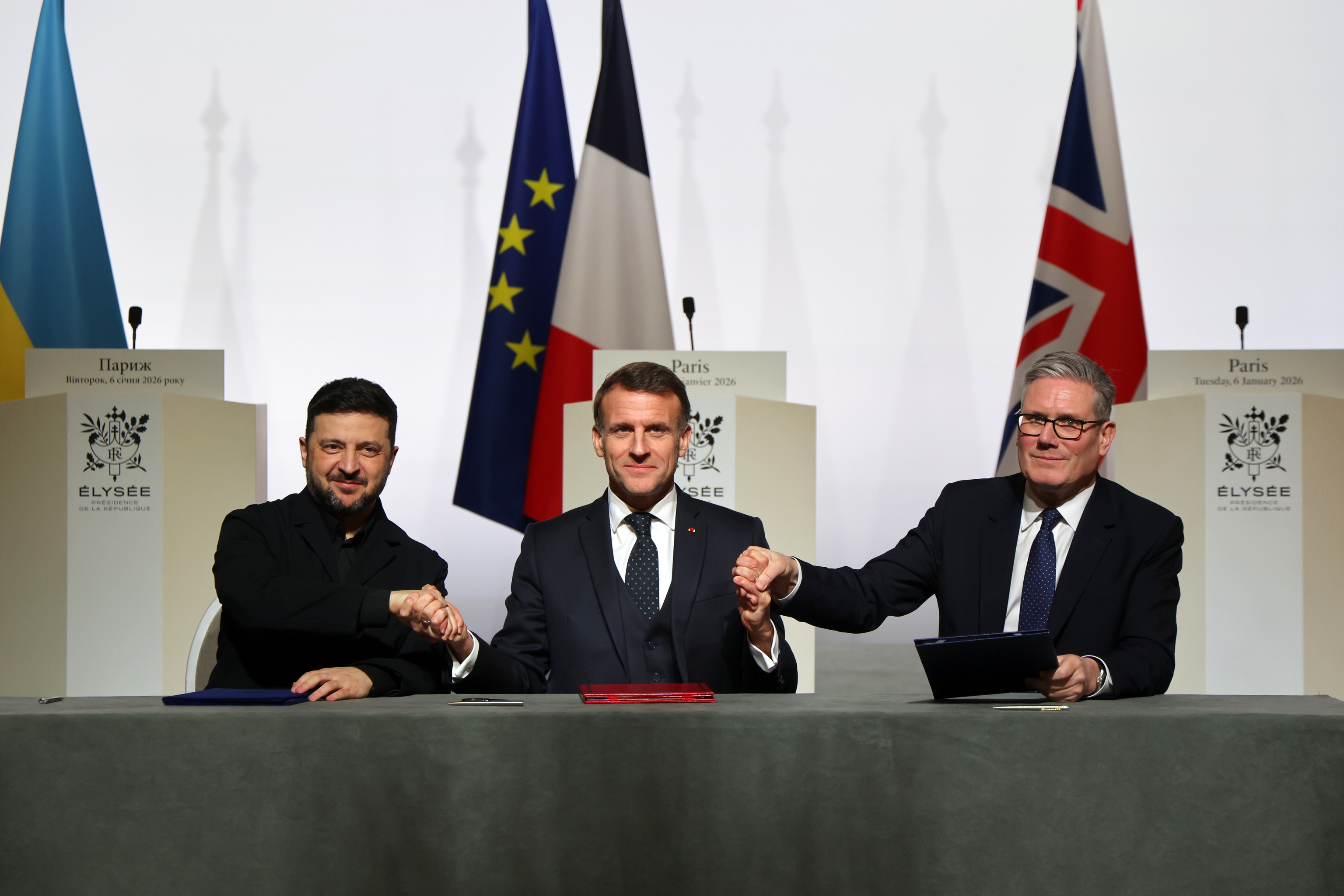 Volodymyr Zelensky, Emmanuel Macron y Keir Starmer