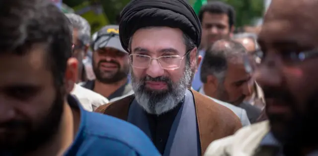 Mojtaba Khamenei asistiendo a una manifestación en Teherán en 2019.