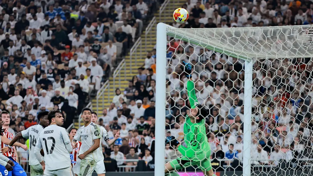 Courtois para el remate de Sorloth.