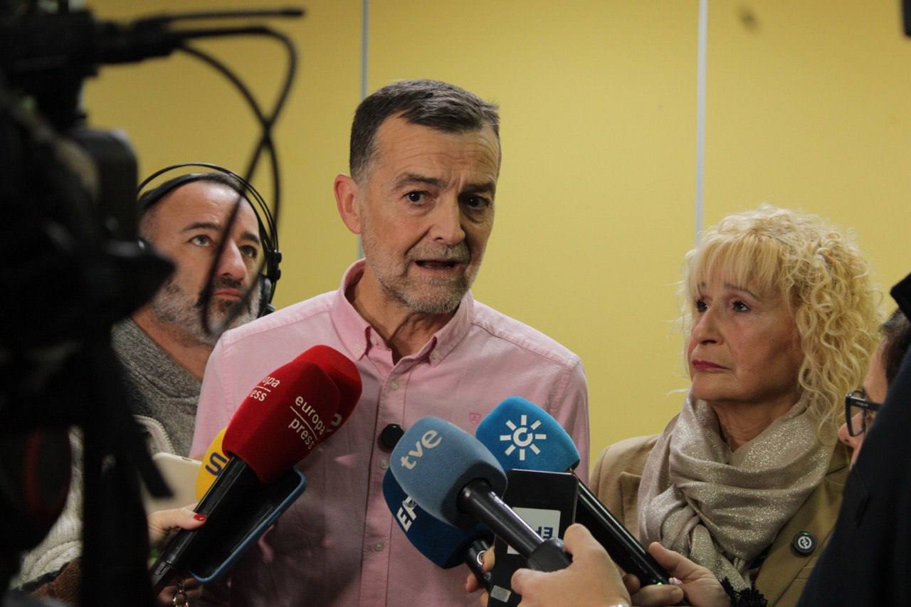 El líder de IU, Antonio Maíllo, atiende a los medios en Sevilla