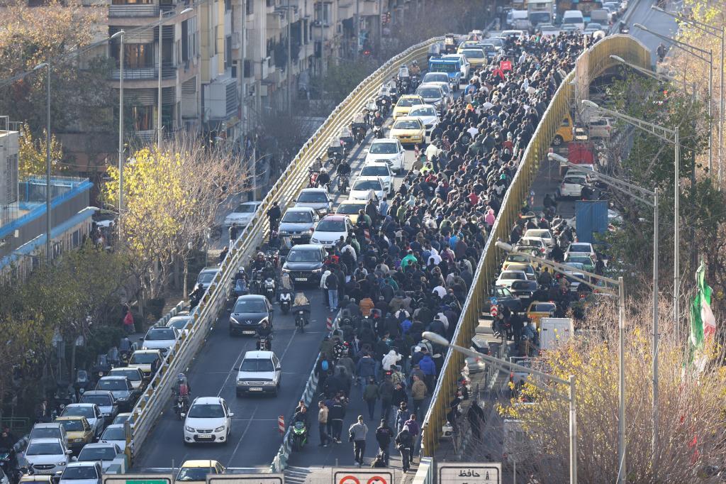 Manifestantes marchan por un puente en Teherán el pasado 29 de diciembre.