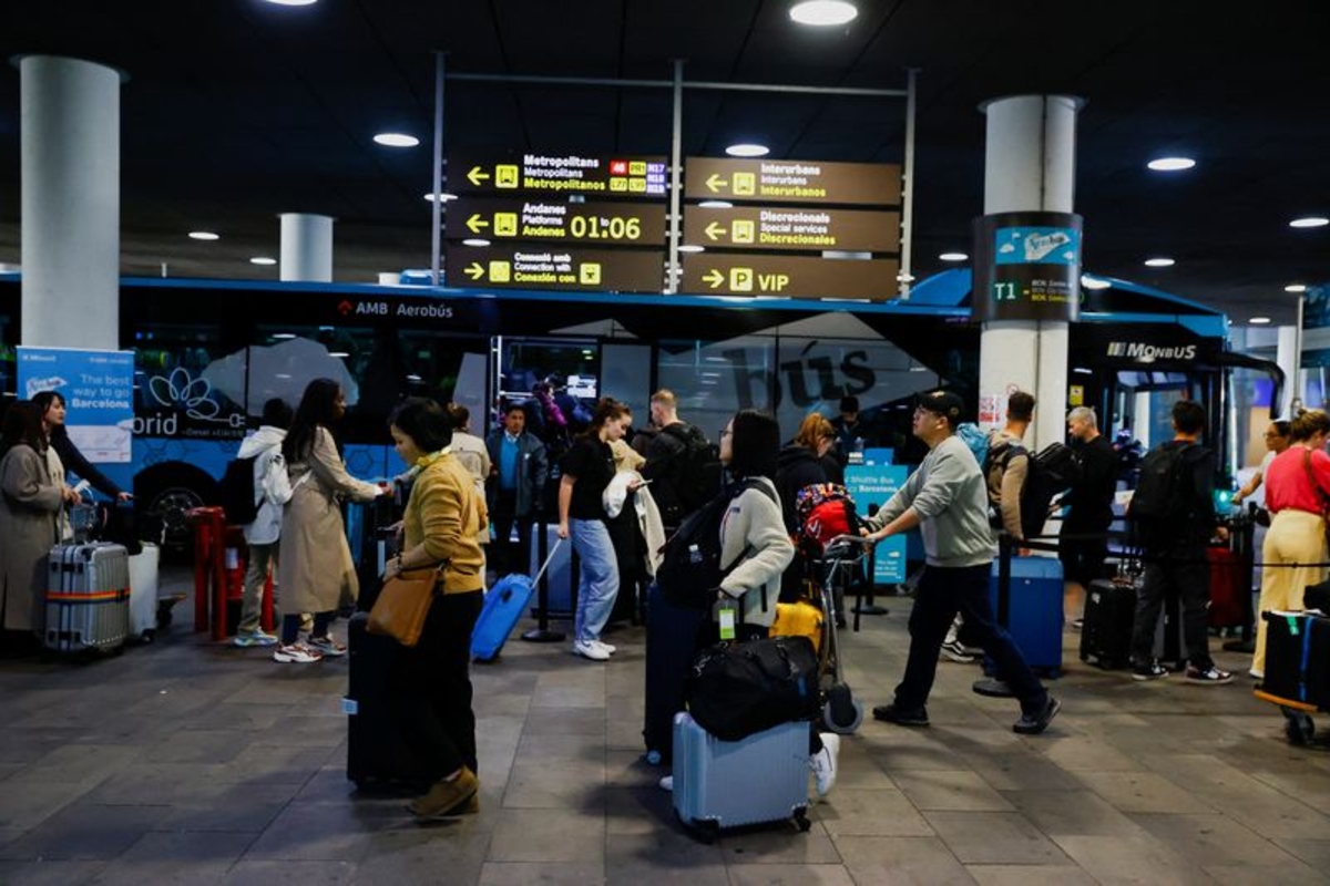 Turistas intentan encontrar transporte para