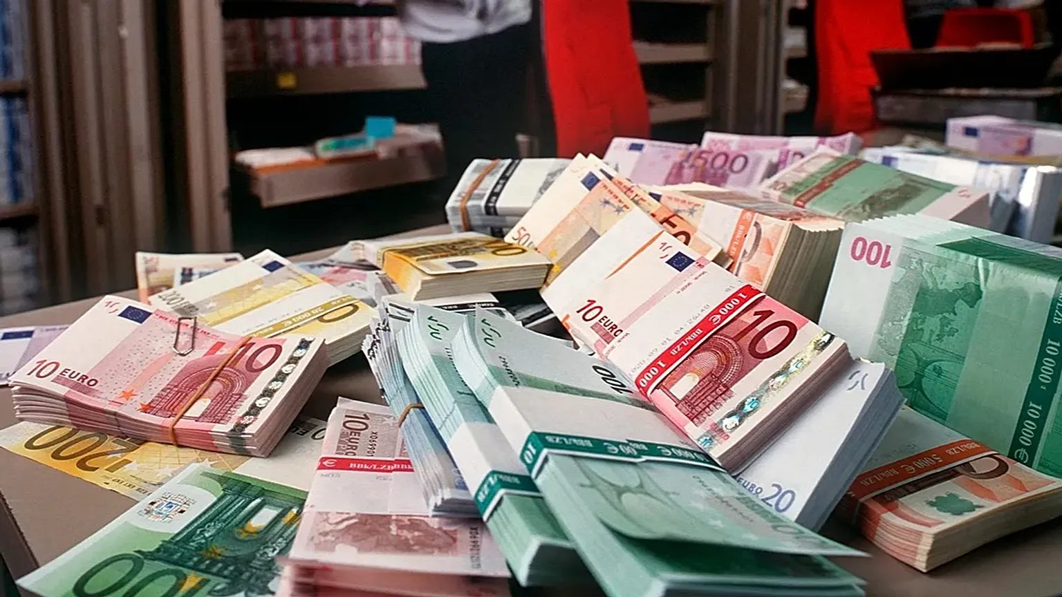 Euro banknotes on a table in the foreign exchange department of UBS bank in Zurich, 13 December, 2001