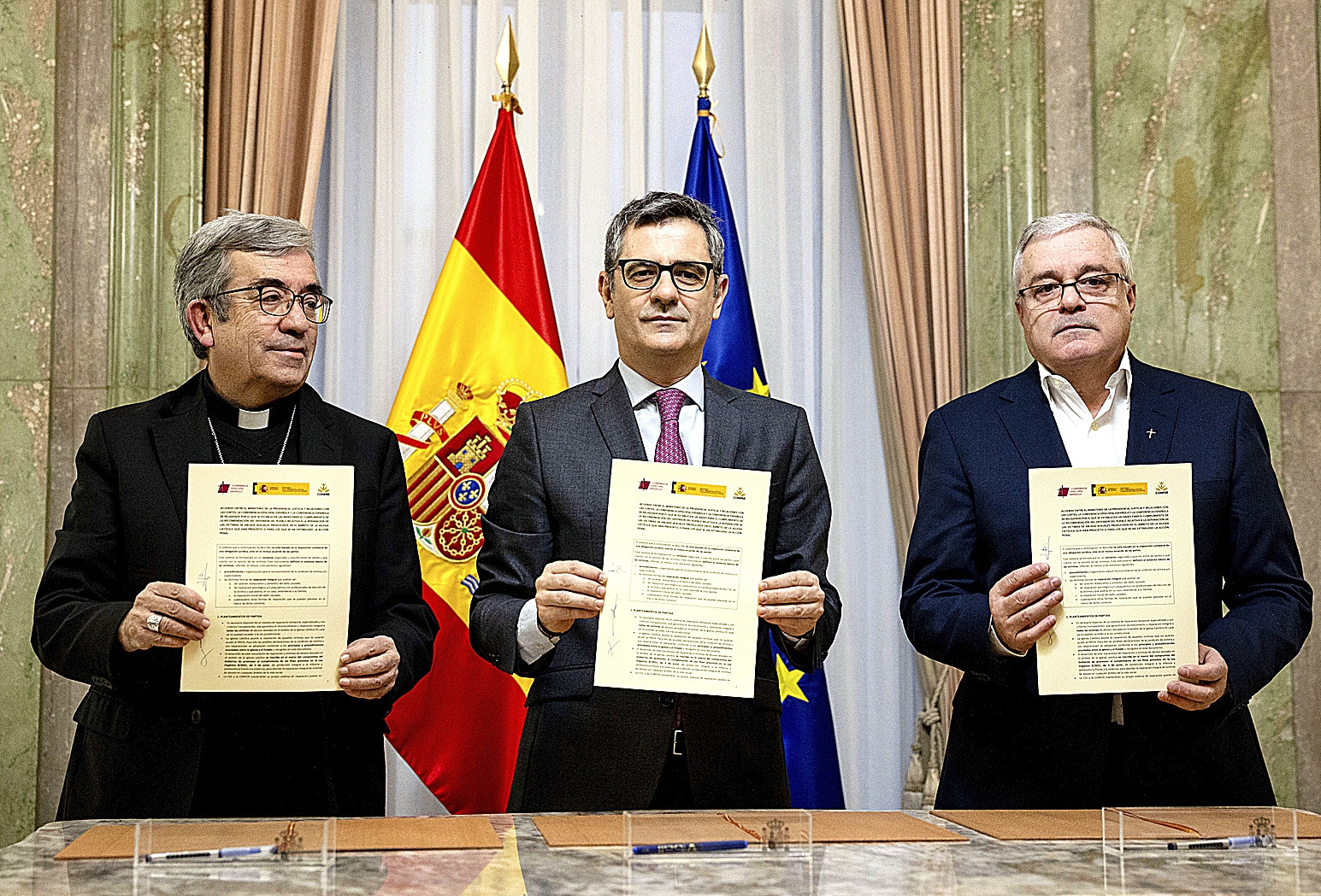 Luis Argüello (presidente de la Conferencia Episcopal), el ministro Félix Bolaños y Jesús Díaz (presidente de CONFER) posan con el acuerdo.