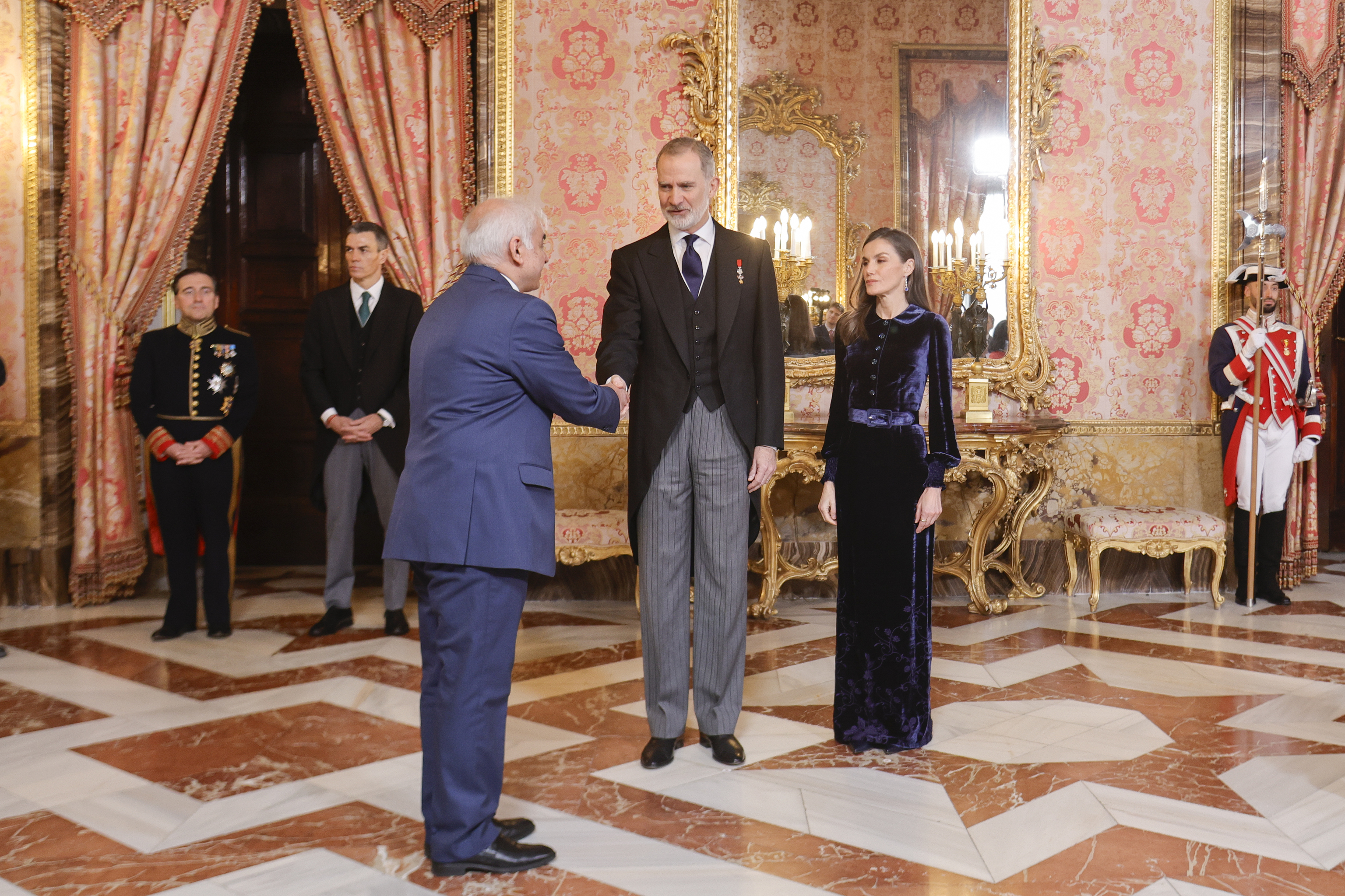 Felipe Vi y Doña Letizia durante el besamanos