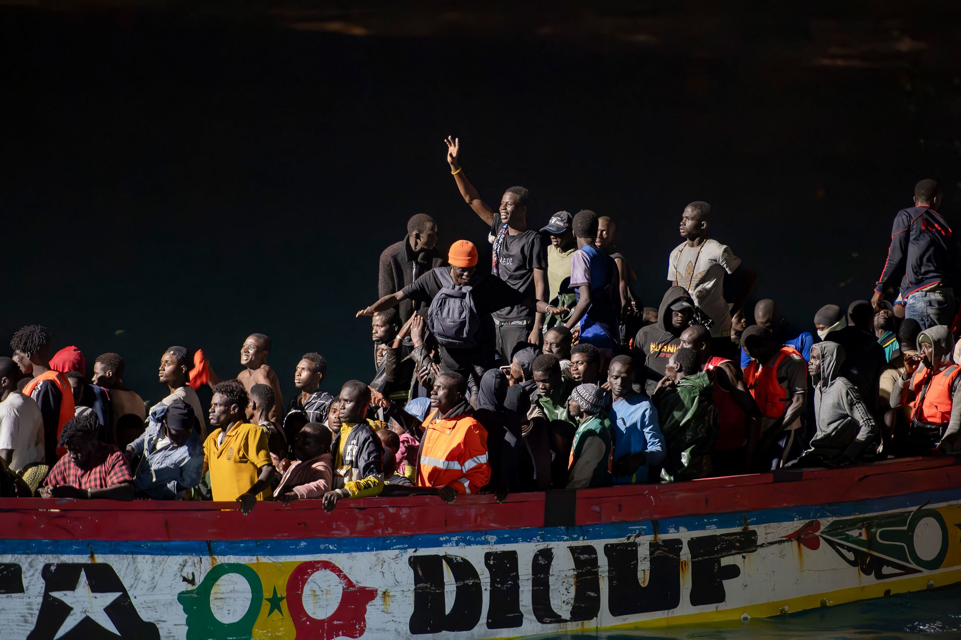 Varios inmigrantes llegan en un cayuco al muelle de La Restinga (El Hierro).