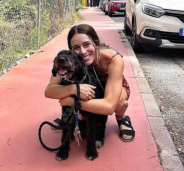 Una de las jóvenes que iba en el tren Iryo junto a su perro Boro.