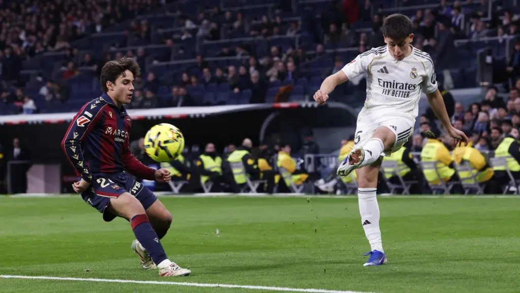 Arda Güler pone un centro contra el Levante