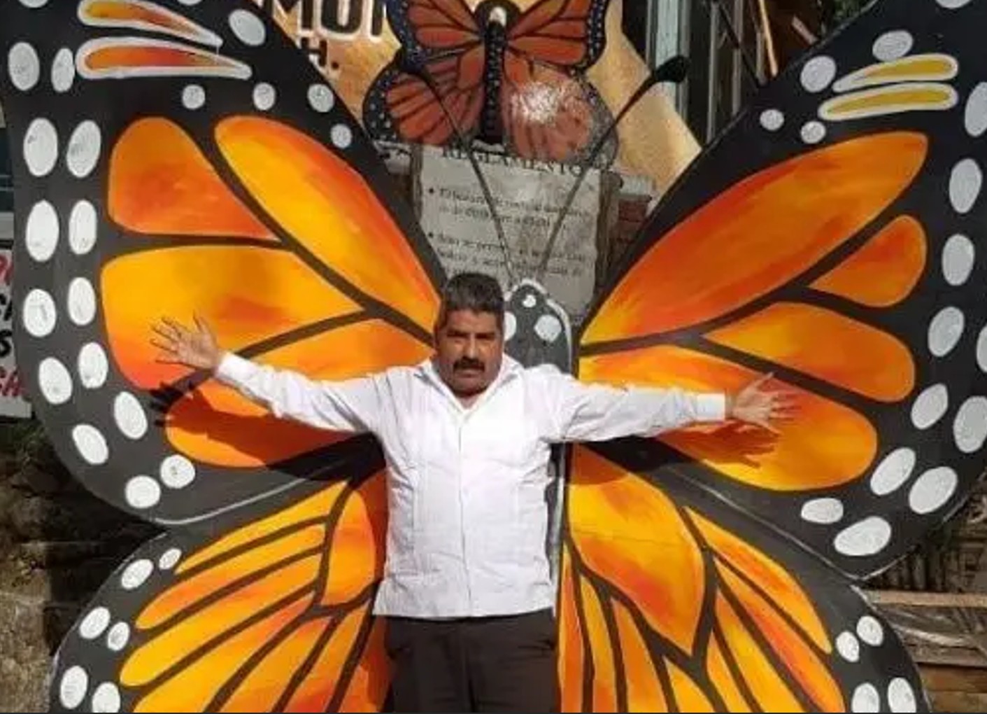 Homero posando con la imagen de una mariposa monarca
