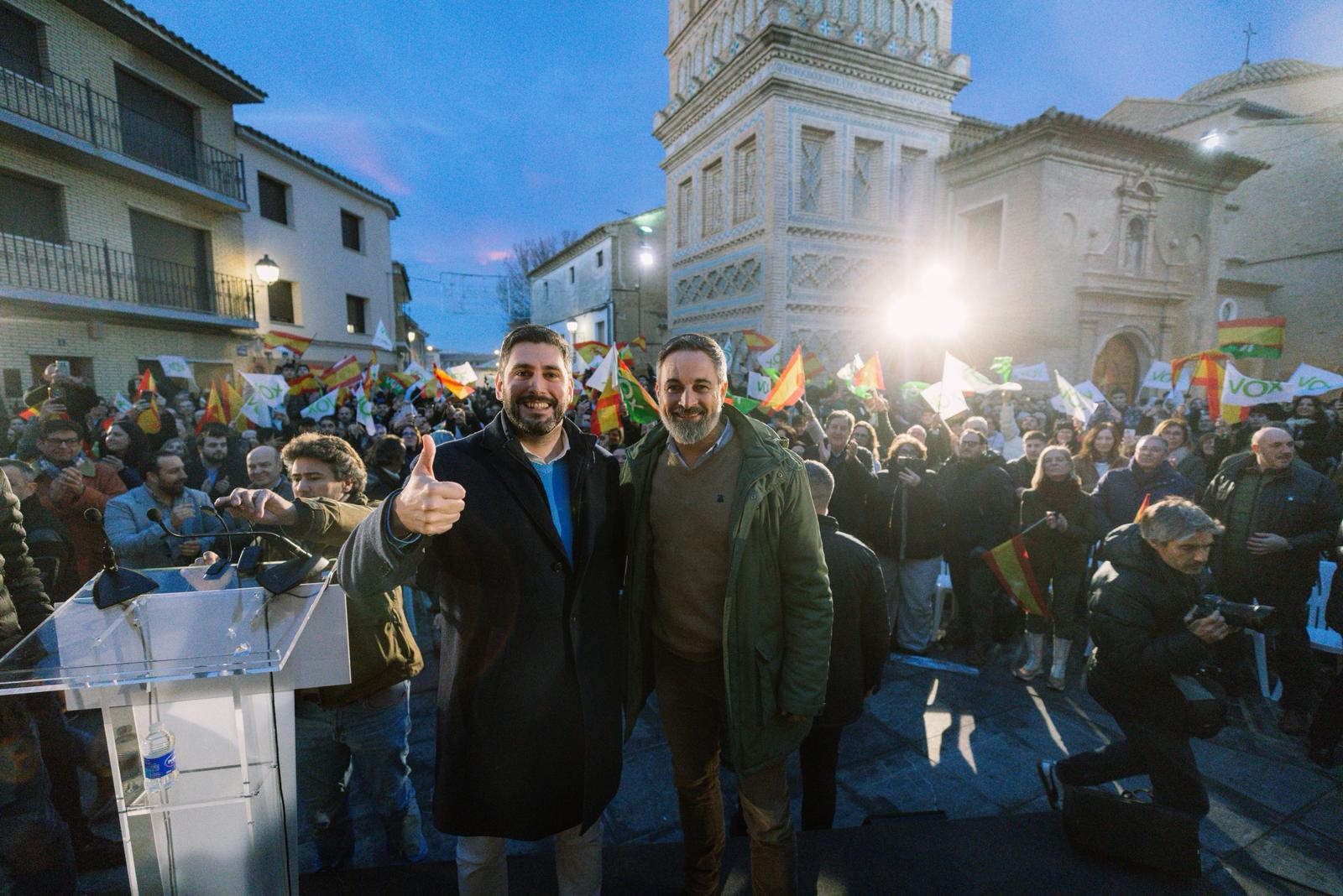 El candidato de Vox en Aragón, Alejandro Nolasco, y el presidente nacional del partido, Santiago Abascal, ayer en Utebo (Zaragoza)