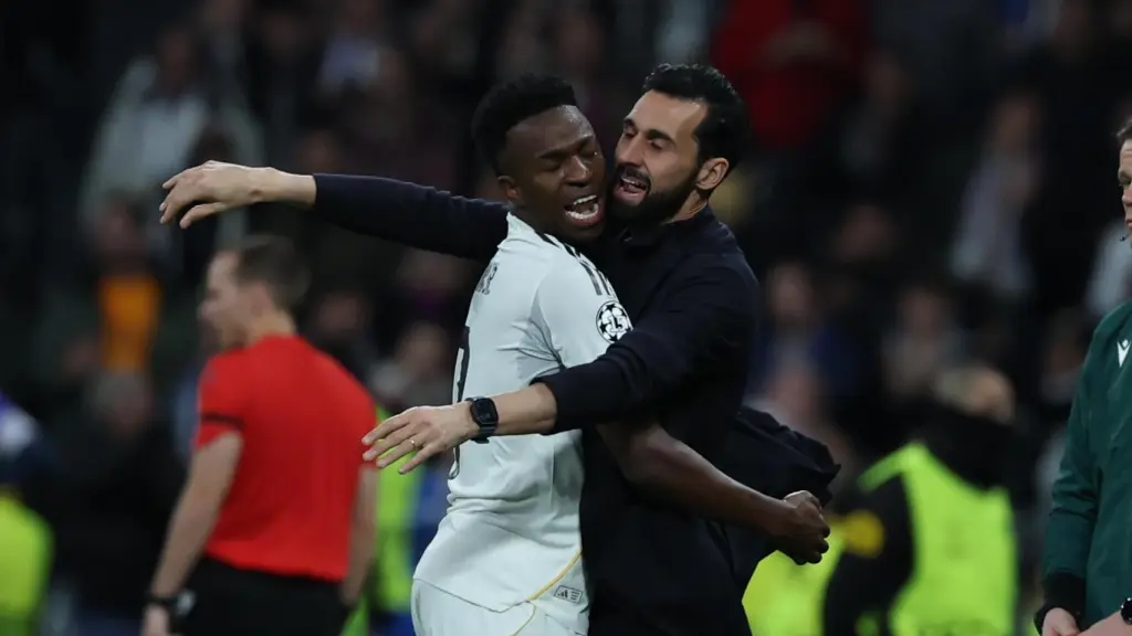 El abrazo de Vinicius con Arbeloa tras marcar ante el Mónaco