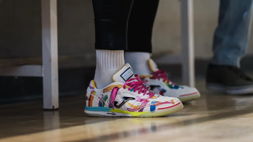 Las zapatillas de Mario Rivillos, jugador de la selección española de fútbol sala.
