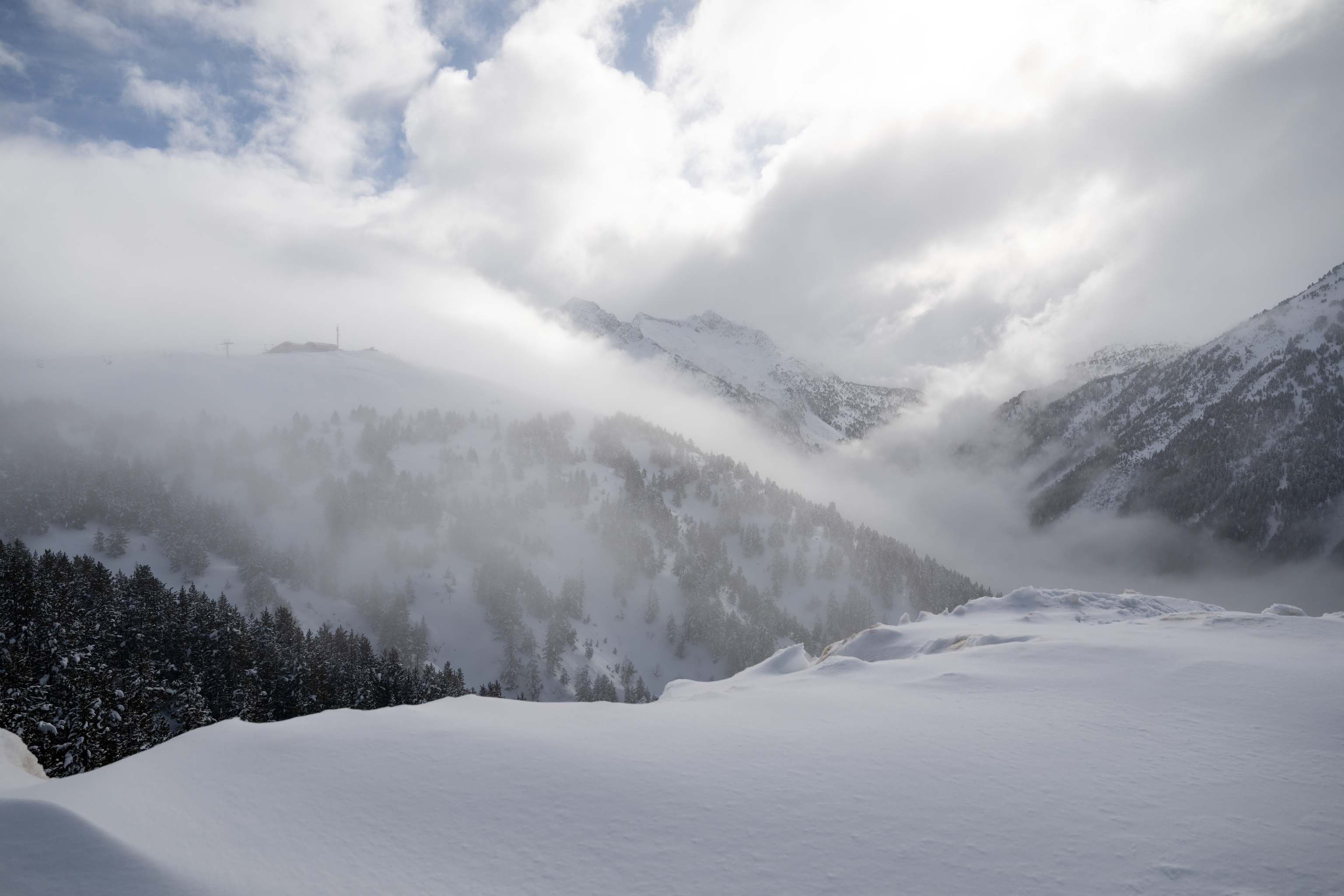 Un manto blanco de nieve cubre el Port de la Bonaigua, en Lleida.