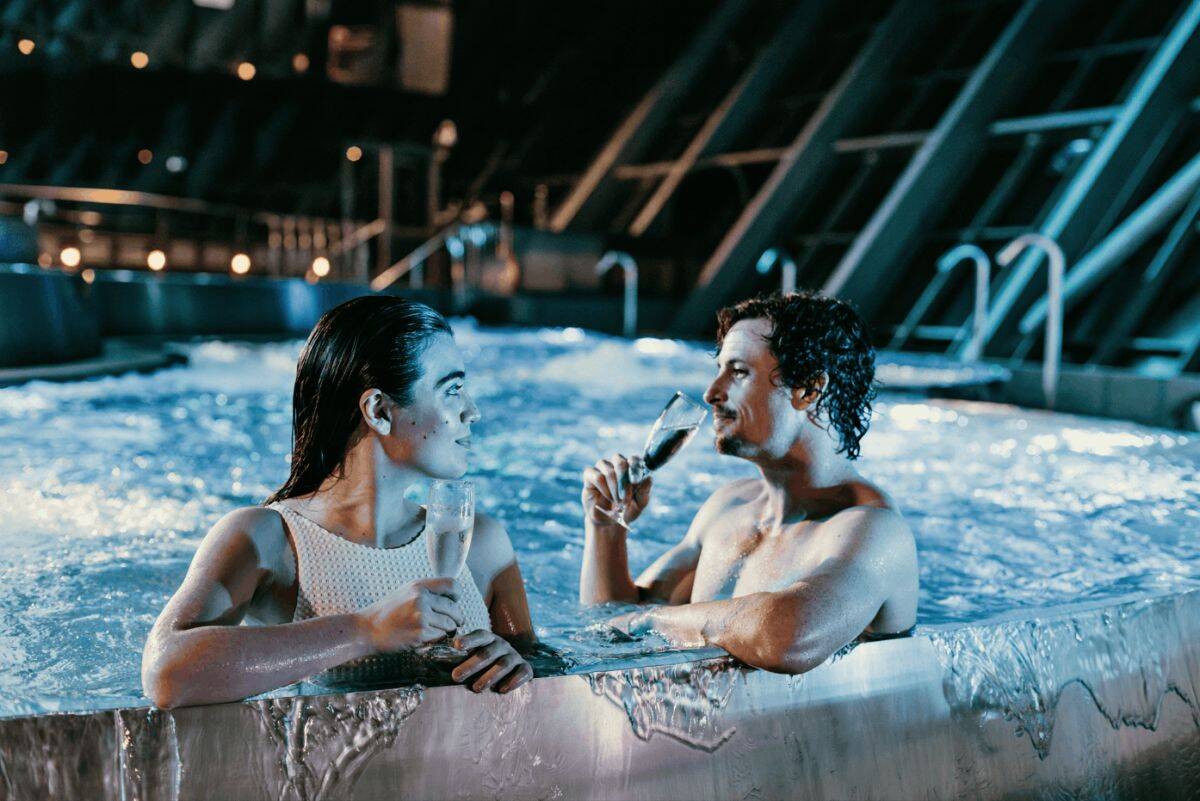Foto: Una pareja, en una de las termas. (Servimedia/Caldea)