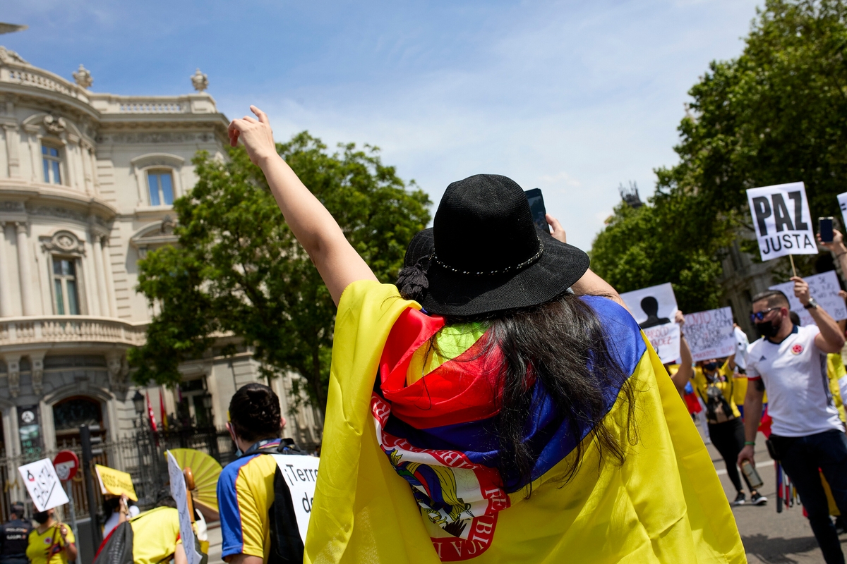 Una mujer participa en una