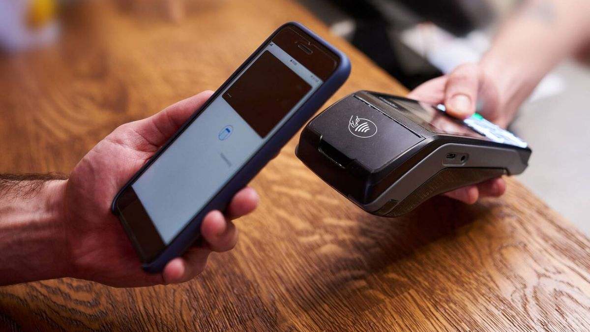 El precio oculto de pagar con el móvil: descubren que tu dinero podría estar en peligro si utilizas el "contactless"