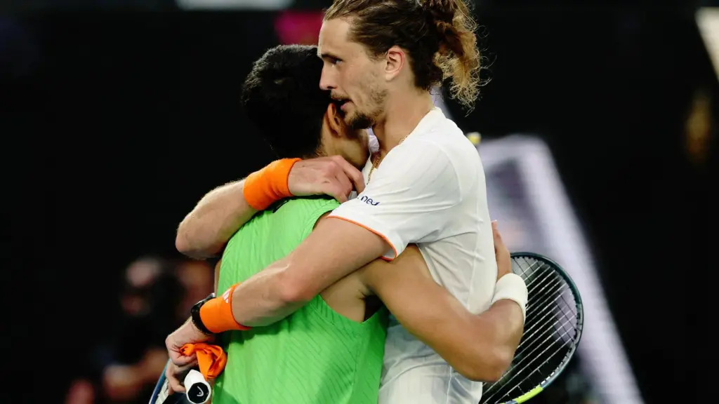 Zverev y Alcaraz se funden en un abrazo