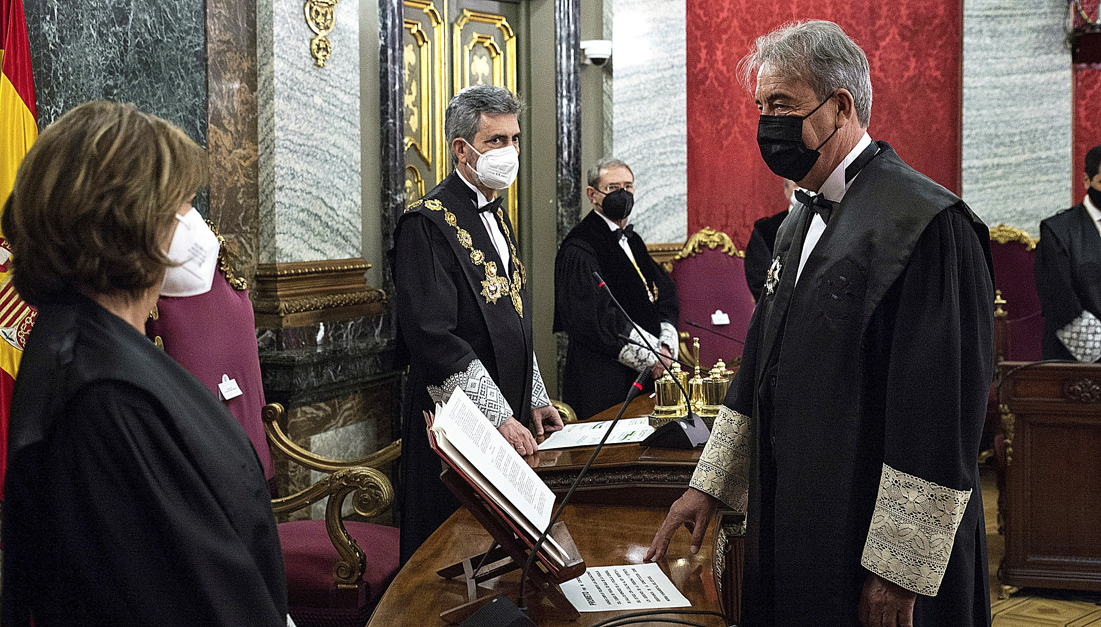 A la derecha, Eduardo Esteban toma posesión como fiscal de Sala del Supremo ante la entonces fiscal general, Dolores Delgado, en 2021.