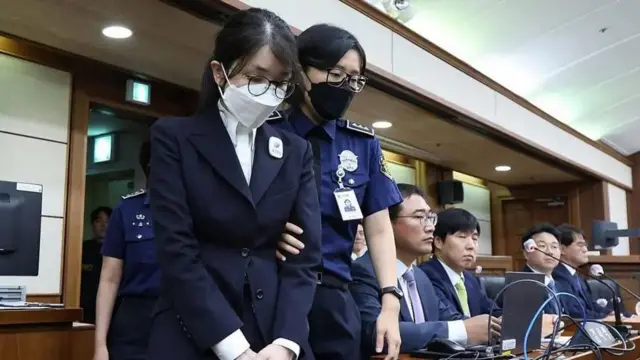 Kim Keon Hee es escoltada por una guardia en el tribunal
