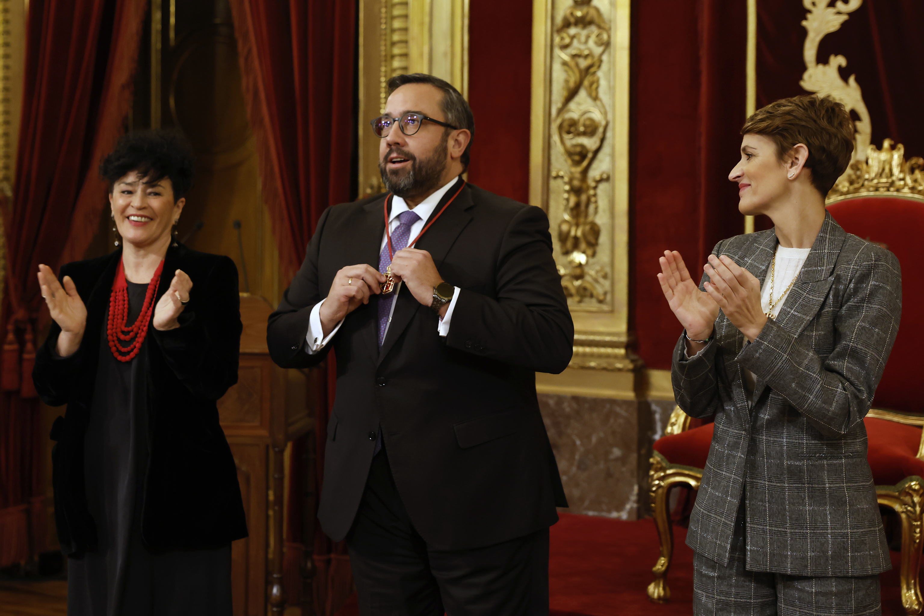 María Chivite, a la derecha de la imagen, aplaude a su vicepresidente Javier Remírez y a la consejera de Interior Inma Jurío tras prometer sus cargos en el Palacio foral en Pamplona.