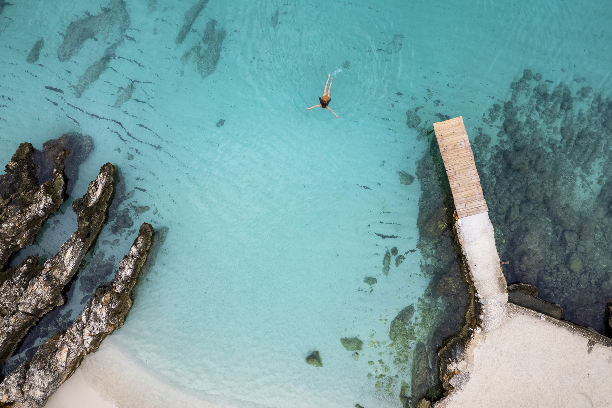 Una mujer nada en el mar Adriático (iStock)