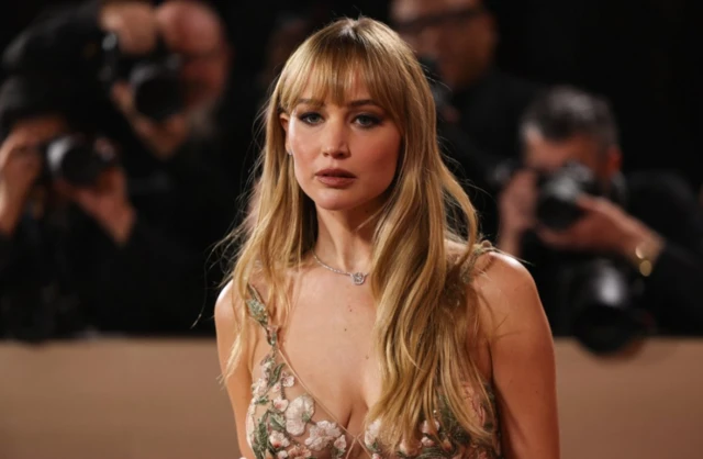 Jennifer Lawrence posa en la alfombra roja de la 83ª entrega anual de los Globos de Oro en Beverly Hills, California, EE. UU., el 11 de enero de 2026. REUTERS/Daniel Cole