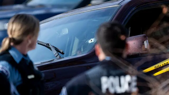 Un impacto de bala en el parabrisas de un vehículo involucrado en un tiroteo perpetrado por un agente del ICE durante un operativo policial federal el 7 de enero de 2026 en Mineápolis