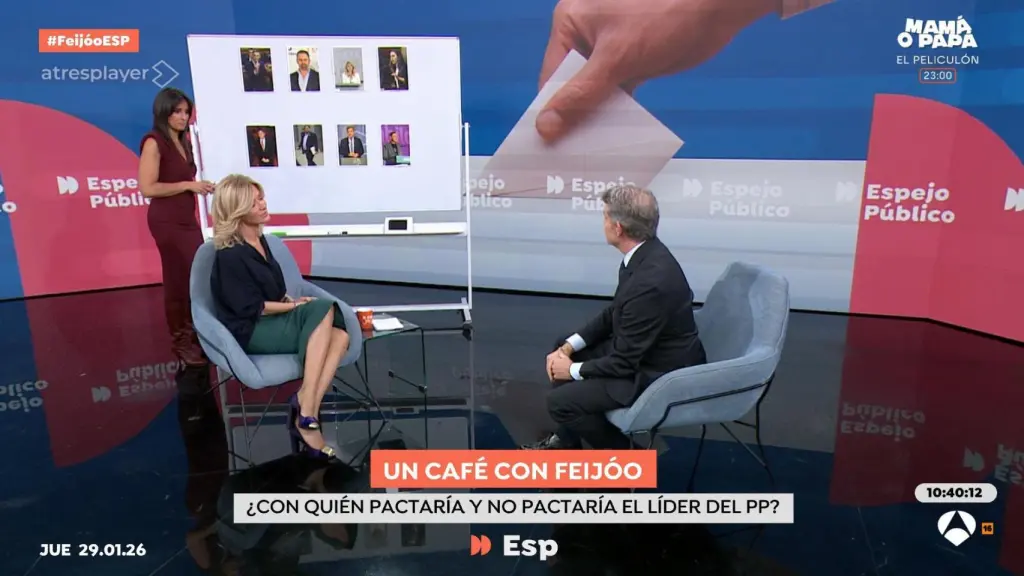 Feijóo en otro momento de la entrevista.