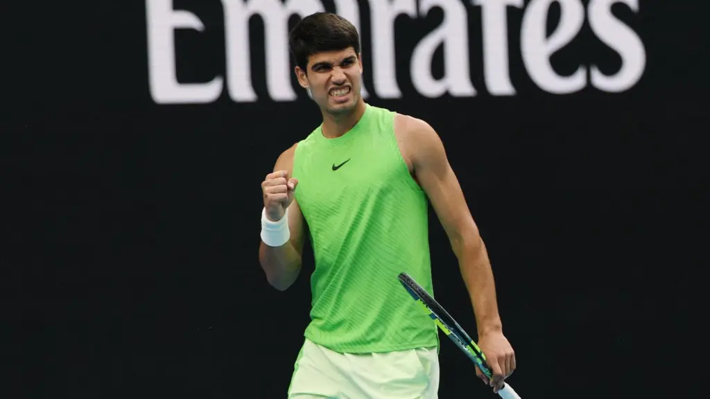 Carlos Alcaraz cierra el puño en el partido ante Zverev.