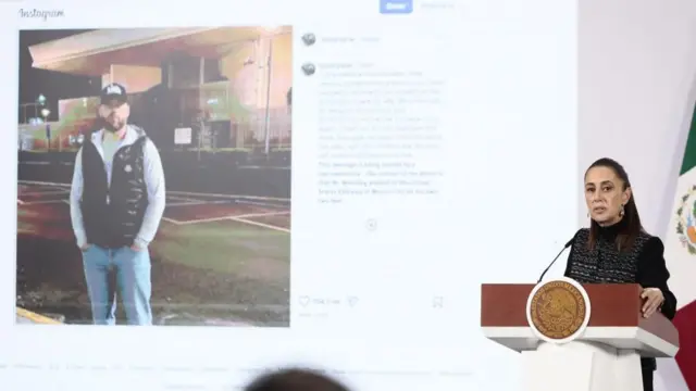 Claudia Sheinbaum en su conferencia de prensa muestra una imagen atribuida a Ryan Wedding