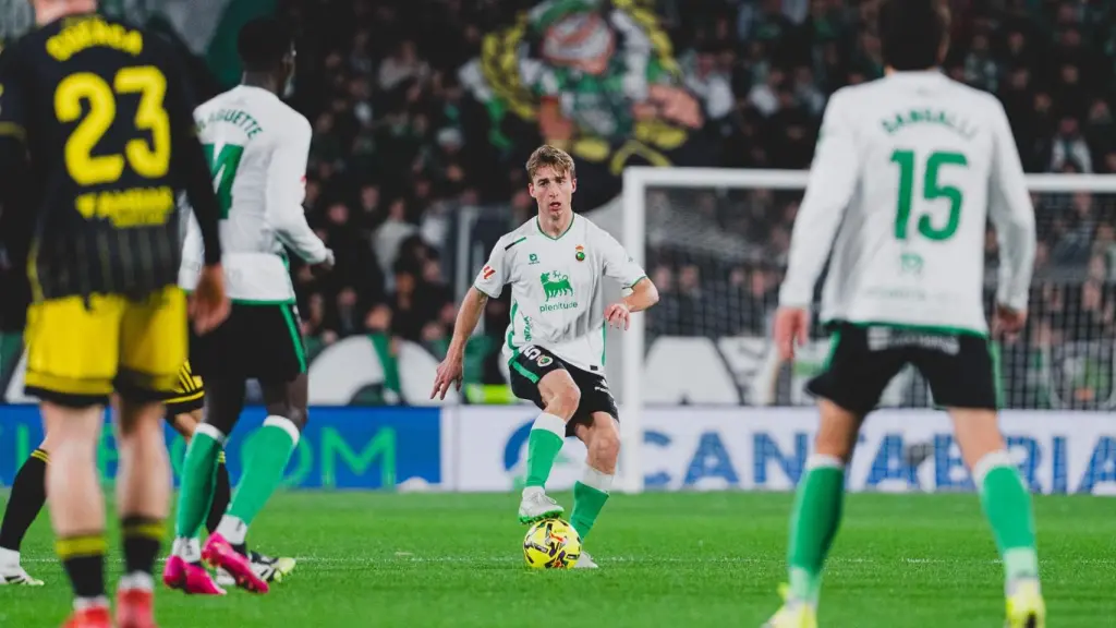 Javi Castro, con el balón en un partido en El Sardinero.