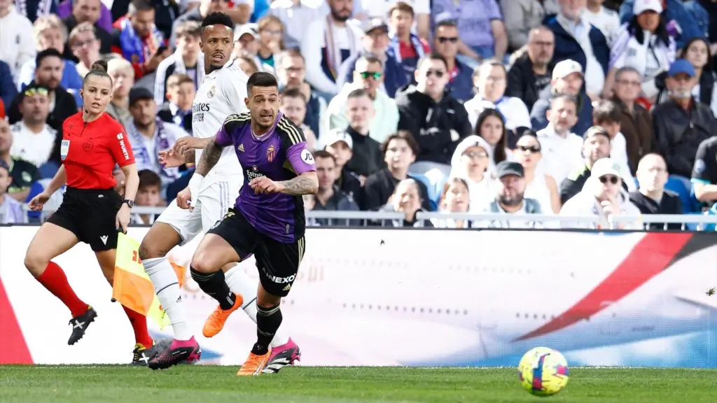 Sergio León, durante un partido con el Real Valladolid ante el Real Madrid.