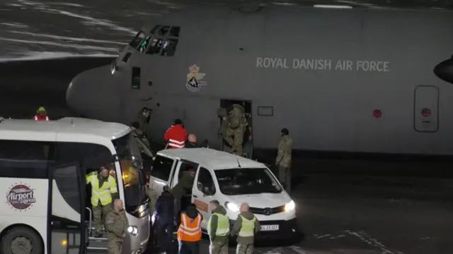 Un avión con los coloeres del a Real Fuerza Aérea danesa está parado en la pista del aeropuerto de Nuuk