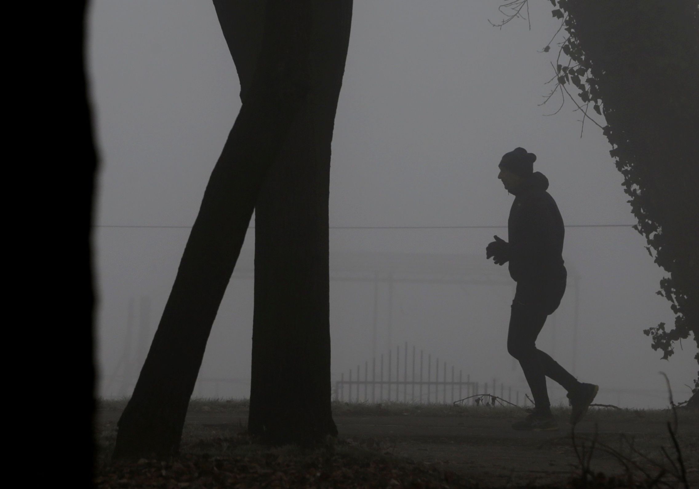 Foto: Un hombre corriendo en Serbia. (EFE/Andrej Cukic)