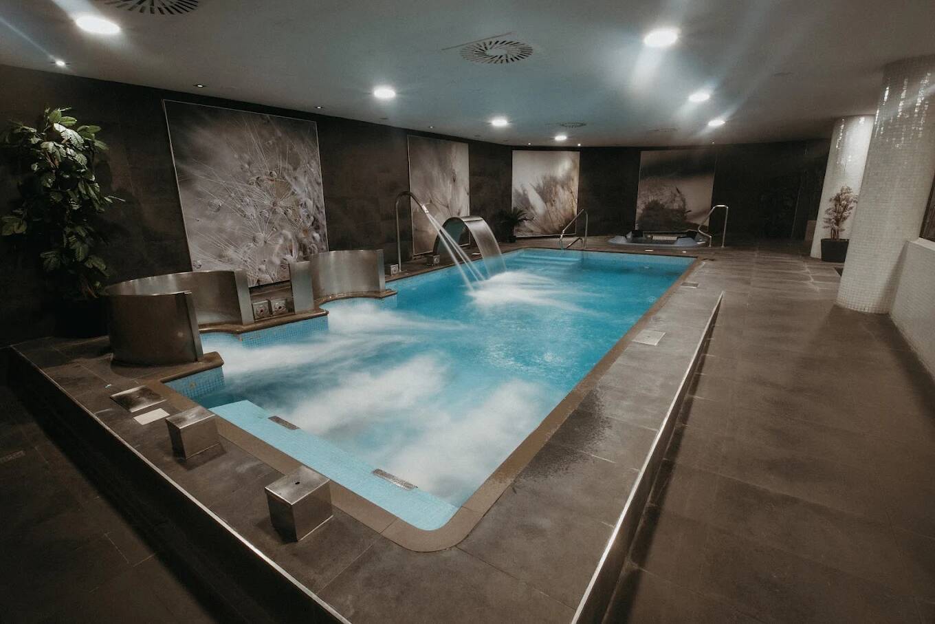Foto: Balneario de un hotel situado en Langreo, municipio de la cuenca hullera central asturiana, con piscina de hidroterapia climatizada. (Google)